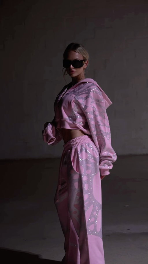 cool girl outfit inspo but make it comfy 💎 the rhinestone sweatsuit you’ll want to live in — PRE-ORDER NOW before your size sells out 💕 icaruswick.com
#fashioninspo #streetwear #matchingset #outfitideas #hoodie