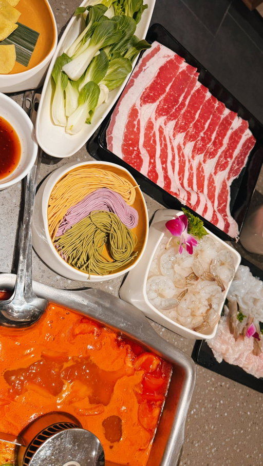 ✨ Sponsored ✨ Seattle hot pot lovers… there’s a new spot to add to your list 👀 

@haidilao_southcenter just opened at Southcenter on Aug 8, and this is one of those places that’s as much about the experience as it is about the food.

Pick your broth, load up on your favorite ingredients, hit the sauce bar, and obviously… you can’t miss the famous dancing noodles 🍜

📍1060 Southcenter Mall, Tukwila, WA 98188

If you’re heading to Southcenter, add this to the itinerary ✍️