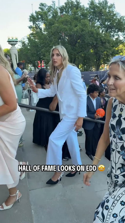 Elena Delle Donne is in the house 😌

She arrives in style as she gets ready for the 2026 Naismith Basketball Hall of Fame Enshrinement Ceremony tonight at 7pm/ET on @NBATV