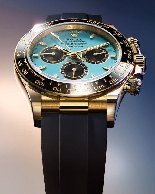 The @Rolex Cosmograph Daytona in 18ct yellow gold features a resplendent turquoise blue lacquer dial and bright black counters. Its black Cerachrom bezel displays a tachymetric scale, and the watch is fitted with an Oysterflex bracelet with Oysterlock safety clasp.

Le @Rolex Cosmograph Daytona en or jaune 18 ct est décliné avec un lumineux cadran laqué bleu turquoise sur lequel se détachent des compteurs noir vif. Sa lunette Cerachrom noire arbore une échelle tachymétrique, et la montre est complétée par un bracelet Oysterflex muni d’un fermoir de sécurité Oysterlock.

#Rolex #CosmographDaytona #OfficialRolexRetailer #RaffiJewellers