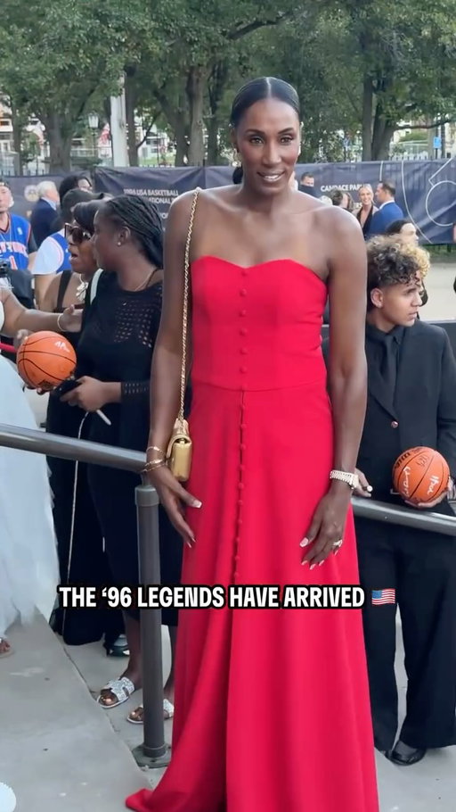 When you and the team are all fly >> 😎

The 1996 USA Women’s National Team is here to make their entrance as the 2026 Naismith Basketball Hall of Fame Enshrinement Ceremony is underway!

Make sure to tune in at 7pm/ET on @NBATV to watch live
