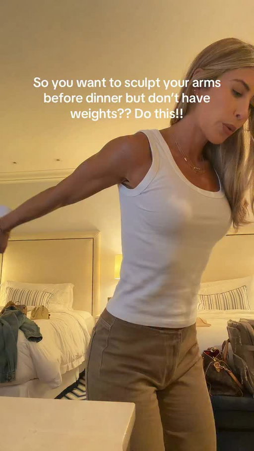 The best 5 min arm burn🔥 grab water bottles or dumbbells and try this tricep burner!! 🔗in bio to train with me!!

#fitnessmotivation #workoutmotivation #upperbody #armworkout #pilates