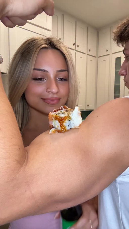 who needs a plate

#reel #reelsi̇nstagram #trending #explorepage