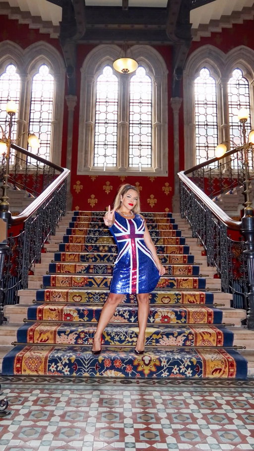 POV: You’re in London and suddenly you’re a Spice Girl. 💃🏻🇬🇧✨

Of course I had to come to the iconic stairs from the Spice Girls’ Wannabe music video… and yes, I HAD to recreate the dance. 😂🎶

Some childhood dreams really do come full circle. ❤️

POV: Estás en Londres y de repente te conviertes en una Spice Girl. 💃🏻🇬🇧✨

Por supuesto, tenía que venir a las icónicas escaleras del video musical de Wannabe de las Spice Girls… y sí, TENÍA que recrear el baile. 😂🎶

Algunos sueños de la infancia realmente se hacen realidad. ❤️

#spicegirls  #wannabe #london #90snostalgia #90skids