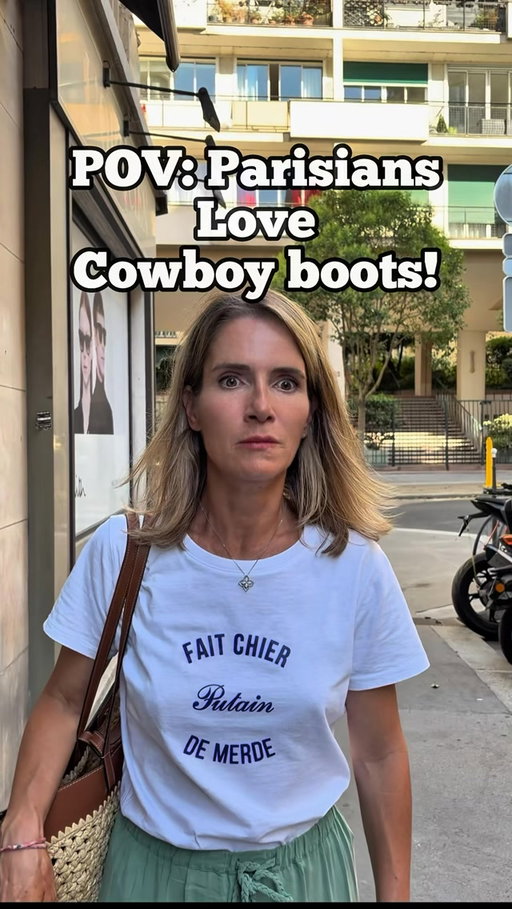 PARIS TEXAS! 
Yes Parisians love cowboys boots!  The only thing we miss is a horse🤣!
 👉🏻 buy my famous tee shirt link in my instagram profile and on julie-collas.com

👉🏻buy your tickets for my stand up comedy in 🇬🇧 in Paris « OH MY GOD SHE’S PARISIAN! ». The only comedy in Paris by a 🇫🇷 girl!  Link in my ins

#parisian #parisianlife #parisianstyle #parisfashion #parisianlifestyle