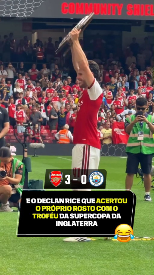 😂😂 E o Declan Rice, jogador do Arsenal, que acertou o próprio rosto com o troféu da Supercopa da Inglaterra. Os Gunners conquistaram a FA Community Shield contra o Manchester City neste sábado (16). 

Assista ao melhor do futebol inglês pela ESPN, no Plano Premium do #DisneyPlus

via: @espnfc

#SuperCopaNaESPN #FutebolNaESPN #Arsenal #ManchesterCity