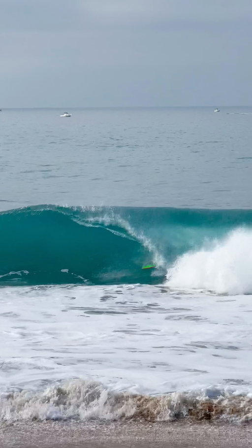 Stoked to get a fun one this morning after about 30 closeouts. Feels great to be surfing in boardies at home, so rad to have so much swell and warm water this summer in Southern California. Ended up copping the rail of my board to the dome which ended the session, grateful it wasn’t the fin though, otherwise it would’ve been a definite trip to the ER. See you tomorrow @teamdrg @rangesportstherapy 🤣 
Thanks for nailing the clip @megschlocker 💘 
and to @evo_n8 for always hyping us up!🤙🏽✨❤️