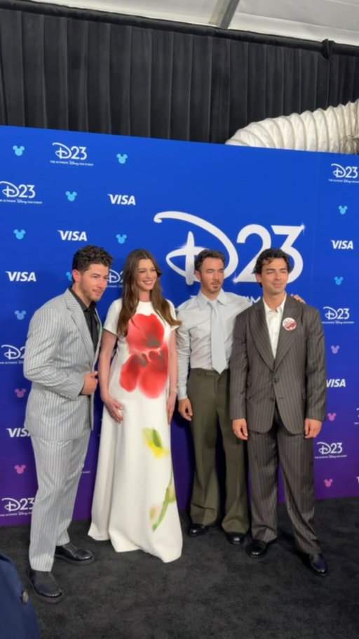 When the Queen of Genovia met Connect 3. 🤩🍐🎸

Anne Hathaway shared a sweet moment with the Jonas Brothers on the Disney Legends Awards carpet. All four of them will be inducted today during the ceremony, which is taking place at #D23.

@disneyd23