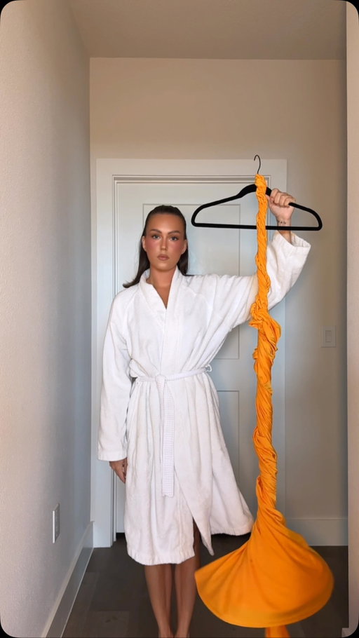But is the dress orange, yellow or gold?