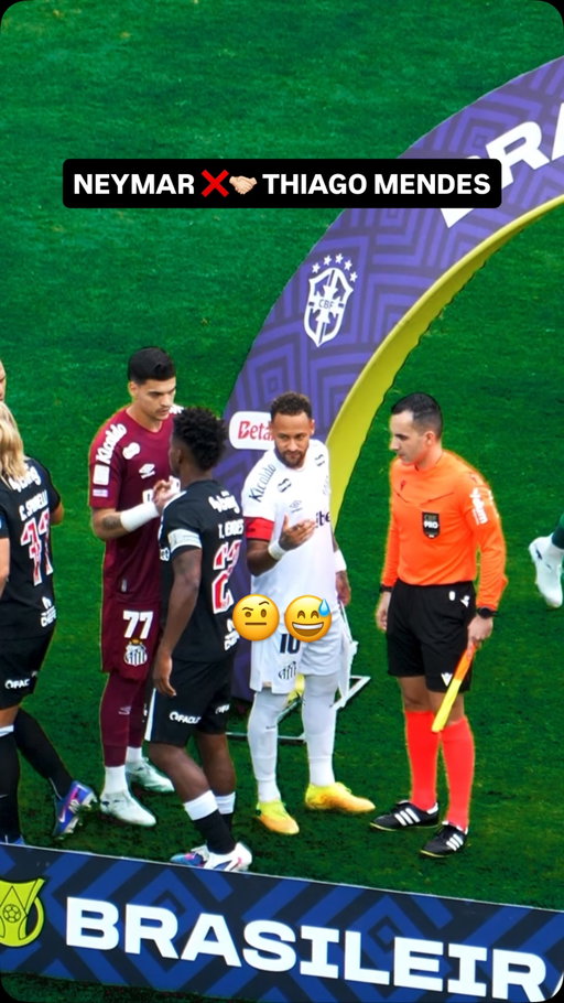 🥶❌ Thiago Mendes has 𝐬𝐧𝐮𝐛𝐛𝐞𝐝 𝐍𝐞𝐲𝐦𝐚𝐫 at the pre-game handshake between Santos and Vasco ⛔️🤝🏻

It follows a long story, 𝐲𝐞𝐚𝐫𝐬 𝐨𝐟 𝐭𝐞𝐧𝐬𝐢𝐨𝐧 between them 🔥🥊