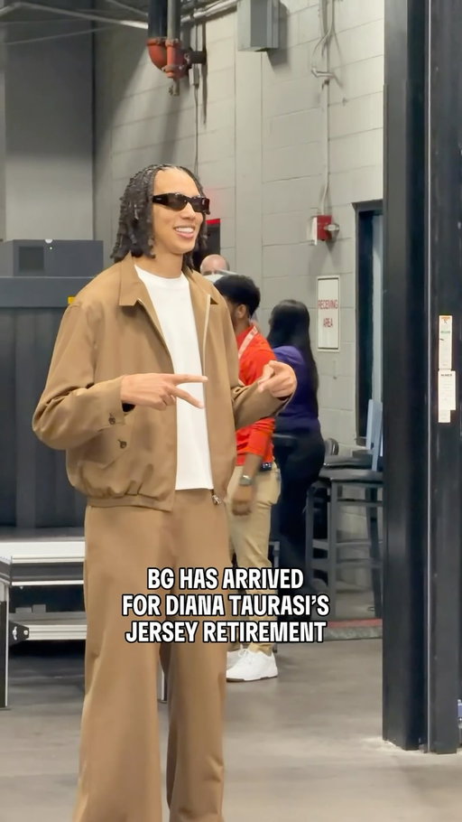 Former teammates, forever connected 💜

Brittney Griner arrives in Phoenix to celebrate Diana Taurasi on her jersey retirement night.

📺 PDX-PHX | 7pm/ET | ESPN | Disney+