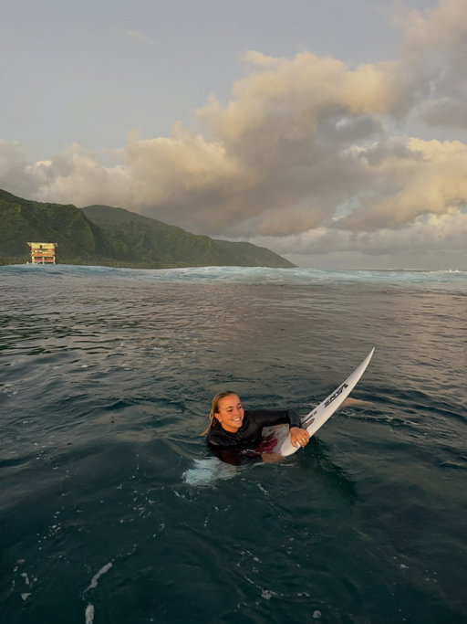 First time to tahiti! Backside tube riding is challenging ✨ Lots of room for improvements but excited to keep getting better at it. grateful for the opportunity to experience such a beautiful place 🫶