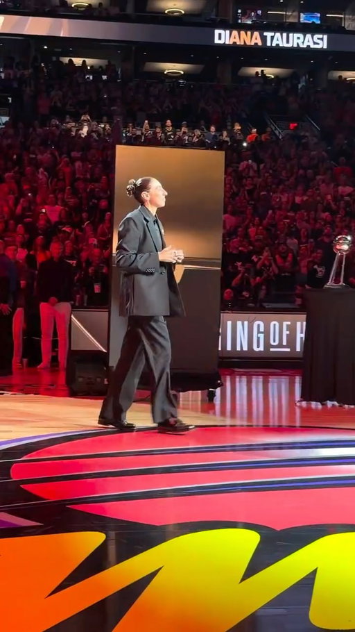 The moment is here ‼️

Diana Taurasi makes her way onto the court as her jersey retirement ceremony gets underway.

PDX-PHX | ESPN
