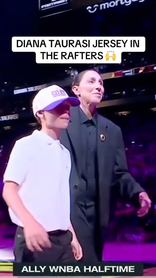 The WNBA’s all-time leading scorer, Diana Taurasi, watches on as she is inducted into the Mercury Ring of Honour 🔥

#WNBA