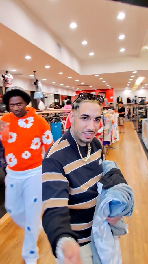 Klay Thompson and Mushmouth just causally walking in the background 😂😂😂😂
