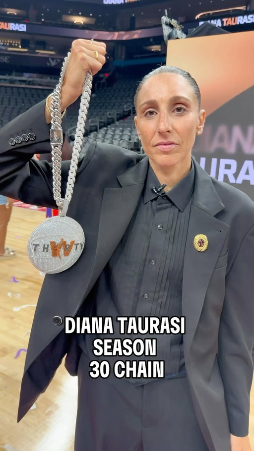 20 years of fingerprints on 30 years of history 🤝

Diana Taurasi rocks the #WNBASeason30 chain after a night that put No. 3 in the rafters forever.