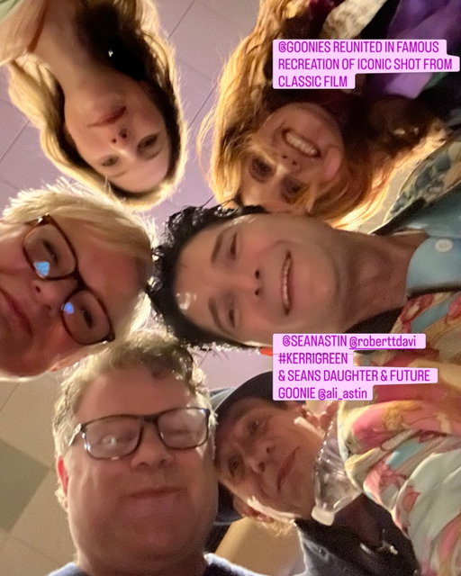 GOONIES CAST REUNION @fanexpochicago WHERE WE RECRE8ED THE FAMOUS & ICONIC SCENE FEOM THE FILMS CLIMACTIC FINALE, HOWEVER WE R MISSING A FEE #THEGOONIES & REPLACED THEM W A #FRATELLI & AN ASTIN!

#GOONIEREUNION 

#GOODENUFF

W 

@robertdavi @marthaplimpton SEANASTIN & #KERRIGREEN PLUS SPECIAL GUEST (SEANS DAUGHTER) @ali_astin
