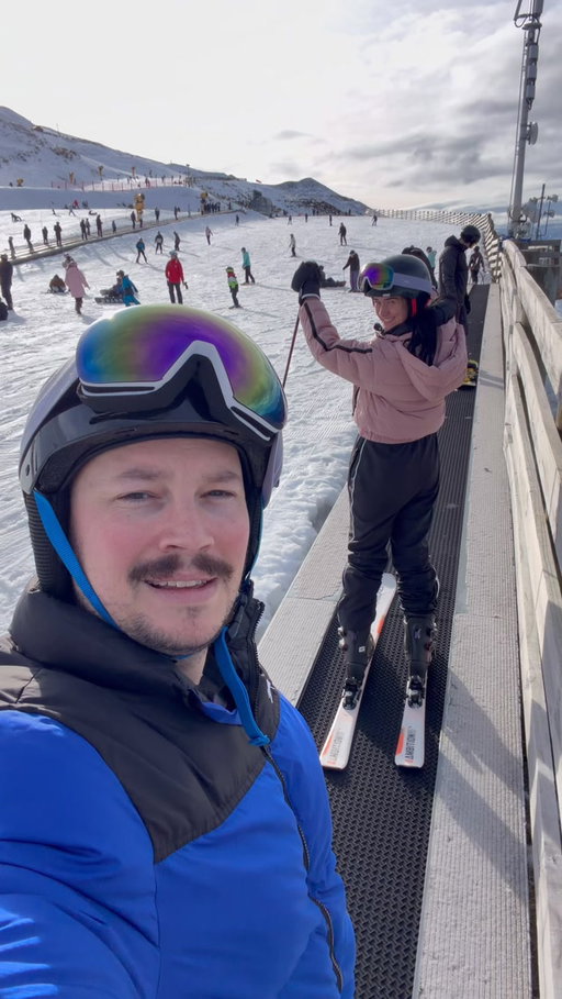 Who thinks Dani should get a lesson??😂 NZ snow day at @coronetpeak ❄️🏔️ #couple #travel #vlog #snow #newzealand