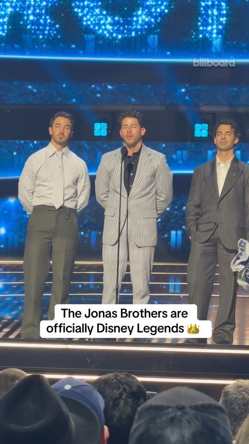 “Absolute loyalty to the Mouse.” 🫡 @jonasbrothers are crowned Disney Legends at D23. 👑