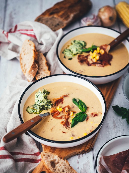 Mais-Suppe mit Parmaschinken und würziger Basilikum-Butter 🌽

Dass ich mich jemals so über Regen freuen würde 🌧️ Aber ich vermisse es auch sehr zu kochen und hab endlich das Gefühl, dass ich Herd und Ofen wieder anmachen kann. Ich wache so langsam aus der trägen Hitze wieder auf 🙋🏼‍♀️

Ein perfektes warmes Sommeressen ist für mich diese leckere Mais-Suppe, die ich mit Schinken und einer einfachen Basilikum-Butter toppe 👌🏻 
Egal ob frischer Mais, TK-Mais oder Dosenmais, ihr könnt verwenden, was ihr gerade da habt. Mit etwas Baguette serviert, ein super leckeres und einfaches Abendessen 🥖

👉🏻 Antwortet jetzt einfach mit
REZEPT
und ich schicke es euch direkt zu!