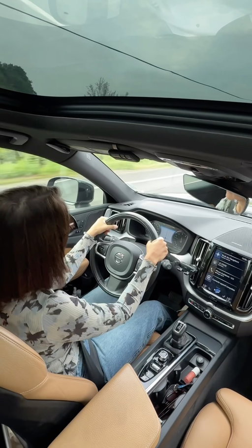 J’ai ma Volvo depuis plus de 5 ans et je L’ADORE! En plus d’être si belle, elle va tellement bien et c’est de loin la voiture la plus sécuritaire que j’ai eue! 🚗🔐
 
@volvocarcanada #pub #volvocarpartner