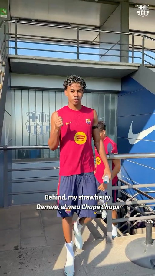 😅💙❤️ Lamine Yamal on Gavi and Pedri’s hairstyles: “𝐋𝐎𝐎𝐊 𝐀𝐓 𝐌𝐘 𝐒𝐓𝐑𝐀𝐖𝐁𝐄𝐑𝐑𝐘 𝐀𝐍𝐃 𝐂𝐑𝐄𝐀𝐌 𝐂𝐇𝐔𝐏𝐀 𝐂𝐇𝐔𝐏𝐒 𝐈𝐍 𝐓𝐇𝐄 𝐁𝐀𝐂𝐊.” 🍭
