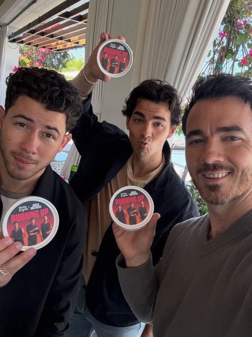 Only thing HOTTER than bagels are the @jonasbrothers…we’re burnin’ up over this hot pepper parmesan schmear now available at all PopUp Bagels locations!! 🌶️🔥