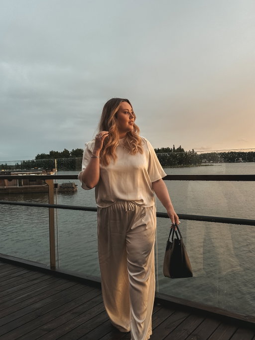 Life isn’t perfect but your outfit can be 😌🤝

#outfitinspirations #curvygirlfashion