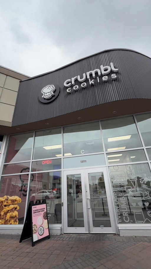 Let’s shoot for crumbl cookies ! 

#ugccreator #behindthescenes #ugcshoot