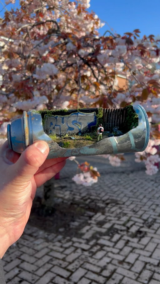 @tyneratcreations is building mini worlds one spray can at a time 🎨🔍

“I hope people enjoy looking through all the little details. I like making ordinary places feel interesting.”

Video by @tyneratcreations 
Music by @distinctmotive