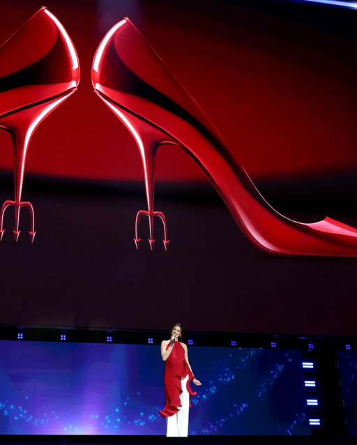 Anne Hathaway presents us with the next gorgeous maternity look! ❤️

At the D23 Disney Entertainment Showcase, the actress appeared in a flowing red neckholder top with asymmetrical frills that elegantly staged her baby bump. She combined a white, wide-cut trousers and sparkling jewelry. ✨

📸 Getty Imagines
📸 @grazia_magazin 

-
#D23 #Disney #AnneHathaway #DevilWearsPrada