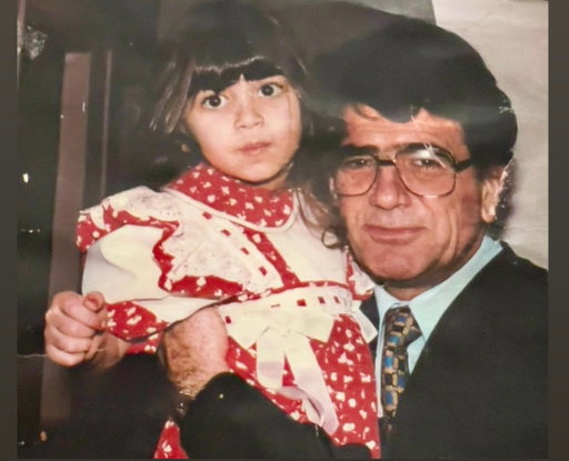 حالا که خودم بزرگ شدم و برای اولین بار تنهایی زندگی‌ام را جمع کردم و به ونکوور اومدم، تازه می‌فهمم بعضی از شیرین‌ترین خاطرات بچگی‌ام چقدر به این شهر گره خورده.

شاید خیلی‌هاتون ندونید، ولی من از حدود سه سالگی تا پنج، شش سالگی در ونکوور زندگی می‌کردم؛ سال‌هایی که پدر و مادرم اینجا بودن، زندگی‌شون رو از نو ساختن و برای من دنیایی از خاطرات قشنگ ساختن.

حالا سال‌ها گذشته و این بار خودم، به تنهایی، برگشتم به شهری که یه تکه از بچگی‌م رو توی خودش نگه داشته. عجیب‌ترین حسه که بعضی جاها رو می‌بینم و انگار یه گوشه از وجودم هنوز همون بچه‌ی کوچیکه… 🥹

این فوتو دامپ یه سری از همون خاطراته؛ و اسلایدهای بعدی، هر کدوم یه لحظه از ونکوورِ اون روزهای منن.
حالا که دوباره اینجا زندگی می‌کنم، بیشتر از همیشه دلم برای پدر و مادرم و برای اون روزهای شیرین تنگ میشه.

شاید بعضی وقت‌ها باید بزرگ بشیم تا بفهمیم بچگی‌مون چقدر قشنگ بوده
.
#عکس #قدیمی

مامانم در حال خوندن کنار استاد ایرج نازنین.
چه خوبه که پدرم همه چیو فیلم می‌گرفته

جالبه که بدونید همه رو خودم دوست داشتم که بیدار بمونم و در کنار همه باشم عاشق موسیقی بودم

ولی خوب سریع فهمیدیم که خودم خیلی استعداد خوندن ندارم 🤣

خیلیا نمی‌دونن ولی اولین عکاسی حرفه‌ایم که با دوربین حرفه‌ای گرفته شده توسط استاد شجریان نازنینه
اگر اشتباه نکنم اینجا فکر کنم ۴ سالمه منطقشم وست ونکور 

خودم عاشق این ویدیوام یکی از شباییه که خونمون بزمه 
مامانمه، بابامه، و استاد شجریان و بقیه دوستان 
که مامانم داره یک آهنگ فولکلریک کوردی میخونه که و مثل همیشه استاد شجریانم با هم دو صدائه می‌خونن تو خونه 

من خودم تو این عکس نیستم ولی ببین چقدر خوشتیپ بودن دهه ۹۰

مامان عاشق بانو حمیرا ان ..هنوزم که هنوزه من تو خونه گوش میدم تمام آهنگاشونو

اینم عکس مامان بابام دهه ۵۰

من عاشق استاد ناصر رزازی بودم و واقعاً هم استاد ناصر رزازی منو دوست داشت هر وقت که می‌خوندن من همیشه اون بغل می‌شستم

بابا و استاد شجریان عاشق سوشی و غذای ژاپنی بودن و هستند و اینجا اگر اشتباه نکنم دارن «ساکه» نوشیدنی ژاپنی می‌نوشند 

آهنگ مورد علاقم یه دختر دارم شاه نداره بود که همیشه خودم می‌خوندم این آهنگو
تا استاد شماعی‌زاده رو دیدم براش خوندم... البته فکر نکنم کسی از صدای قشنگم لذت برد🤣

و اینجا لحظه‌ای بود که متوجه شدم عاشق حیواناتم