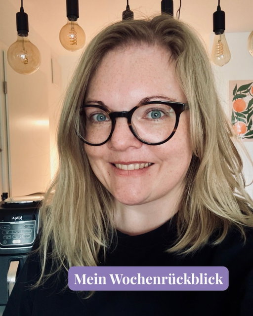 Hello! Zeit für einen Wochenrückblick 🙋🏼‍♀️
Viel Spektakuläres ist nicht passiert oder ich hab vergessen, Fotos zu machen... 😅

1. Ok, wow, was ist mit meinen Haaren passiert und was ist das für ein irrer Blick? Habe die ganze Woche in Schlabberklamotten und mit zerzaustem Haar in der Küche gestanden und Rezepte entwickelt. Absoluter Traum einfach, das in Vollzeit machen zu können! ❤️
2. Im @mhdpodcast waren wir noch skeptisch. Taugt die Sonnenfinsternis 2026 was? Dann sind @sascha.w.pictures, @mikanoid und ich irgendwo ins Feld gefahren...
3. Die Spiegelung fand ich ja fast spannender als die Finsternis selber 😍
4. 10 Minuten vor Abfahrt sind die Brillen angekommen und so konnte ich da durch fotografieren. War schon ein bisschen beeindruckend! Morgen reden wir im Podcast drüber 😎
5. Ja, ich sitze wieder an einem Airfryer-Titel 😅 Deswegen war der frische Salat mit dem Gemüse von @jemoes.farm so eine tolle Abwechslung: frischer Rucola, roh gehobelte Ringelbete und Rote Bete, dazu Walnüsse und Ziegenfrischkäse und @waseigenes zum Co-Working und Lunch dabei! Hab direkt die nächste Gemüsekiste bestellt 🫶🏻
6. Ist auf jeden Fall ne ganz neue Welt... 🫣 
7. Wenn man sich auf eine Sache verlassen kann, dann auf frisches Brot! @protvonalex 🍞
8. Entspannter Sonntag mit @juristique und @mikanoid und dann noch dem Airfryer ✌🏻

Diese Woche Projekt-Endspurt, dann folgt direkt das nächste Projekt! Ich freu mich ☺️☺️