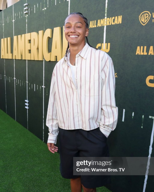 Always red carpet ready with @mofiyah99 🎤🏈 Swipe to see her coverage from the premiere of the eight and final season of @cwallamerican 📺