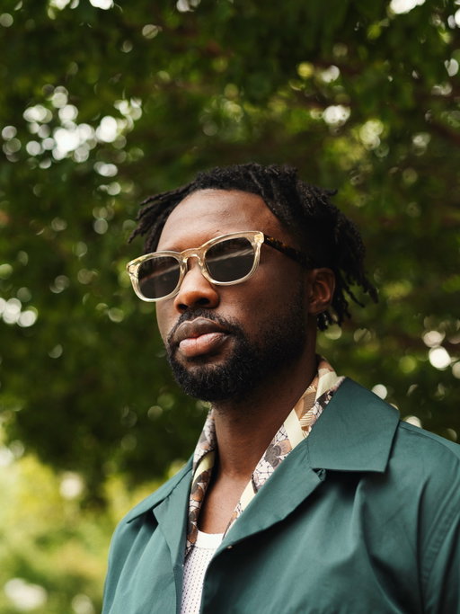 Are the @toddsnyderny x @moscotnyc Wythe Sunglasses what the doctor ordered? Yes, I think so. These frames are a reimagining of @moscotnyc iconic
Zilch frame with @toddsnyderny Wythe relaxed approach. I believe that this create a pair of frames that are versatile enough to carry you through most styling situations. 

Head over to my stories to find the link to the frames I got! 

📸 @_stevegonzalez_ 

#moscot #toddsnyder #menswearstyle #menswearblogger #menssunglasses