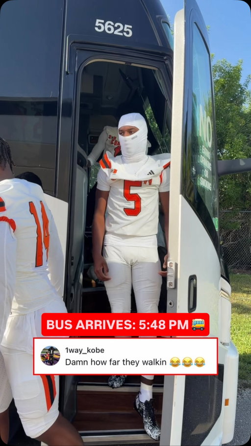 They kept walking. From the bus to THE FIELD 🤣🚶 @miami_carolcityfootball