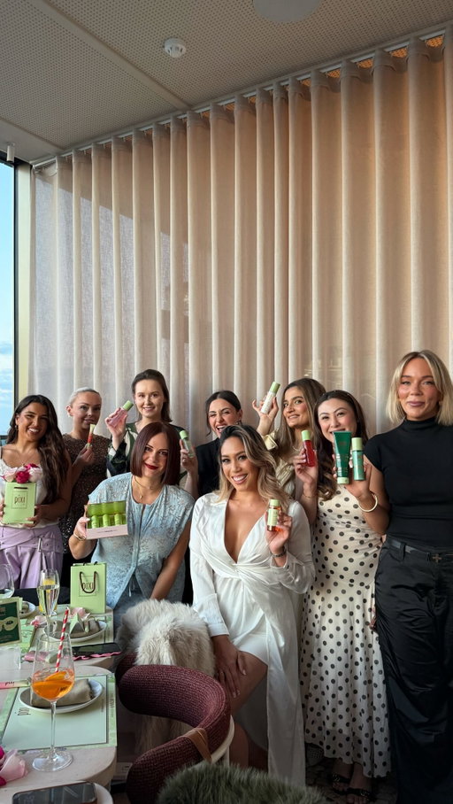 ✨Glowing in Melbourne with these Lovelies✨

#GoldenHour #BeverlyRooftop #Dinner #PixiBeauty #Melbourne