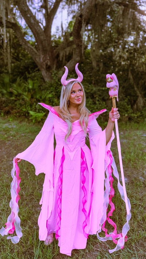 Aurora x Maleficent!!!! Crafting video 💖

✨pink Maleficent✨

@disneyd23 #d23creators #d23 #sleepingbeauty #auroramashups