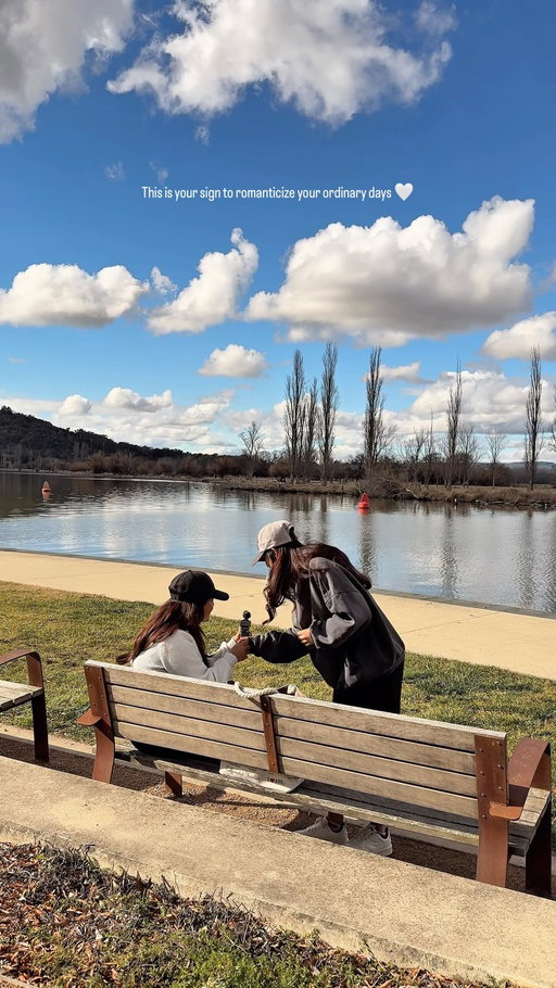 The kind of afternoon that resets you 🤍 No plans, no agenda — just a friend, a park, and slow conversation. These are the little moments that make everything feel okay

#SlowLiving #SoftLife #LittleMoments #ParkDay #goldenhour