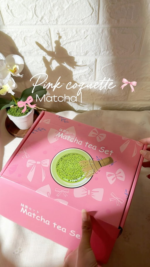 my bestfriend gifted this to me and it’s the cutest eveeeeeer! i dont like really like pink but with ribbons 🎀 yeeeeees!! give me!! 

guess it’s time for my pink era soon? hahaha

#pink #coquette #matchakit #matcha #homecafe
