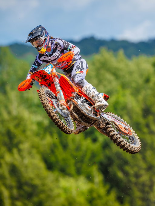 From @gncc_racing to @promotocross 😎 Loved having @brandyrichards198 line up on the @racewmx gate at Unadilla, the multi-time ISDE World Champion having a blast on her @ktmusa machine! Loving that MX27 Stella kit too 😮‍💨🔥