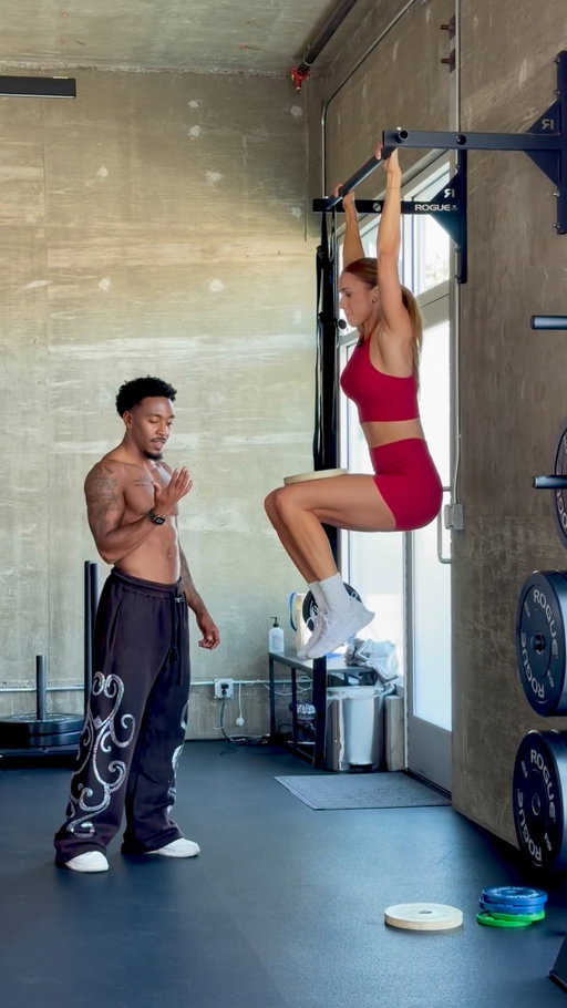 Hanging Abs Finisher!

Today our Workout Buddy is Adaptive-Inclusive Coach Christian Curry ( @curry_liftss ).

Here’s the finisher:

-Bicycle Knee Raises: 10 sec.
-Knee Raises: 10 sec.
-Leg Raises: 10 sec.
x2-3 rounds 

Save this for your next workout!