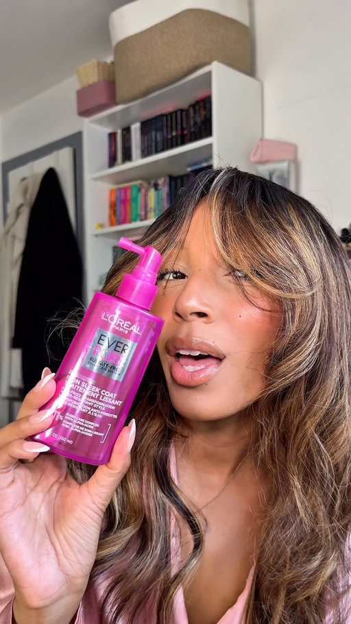 L’humidité va faire ce qu’elle veut… mais moi aussi. 😅Alors je prends quelques minutes pour redonner un petit coup de fraîcheur à mon leave-out, avec le nouveau EverPure Iron Sleek de @lorealparis et c’est réglé. #lorealpartner #everpure
