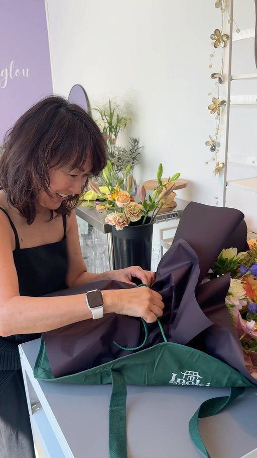Bringing home a bouquet from your favourite florist @wellingtonfleur is even easier with our Flower Bag 💐

Made to carry fresh flowers comfortably, it can also hold your farmers’ market finds, picnic essentials, yoga mat, and more 💚

Shop the limited-edition Flower Bag through the link in our bio