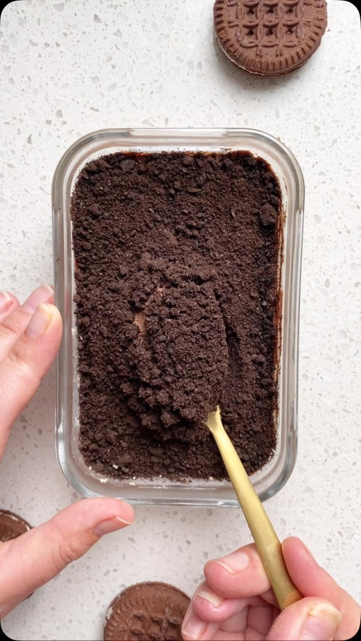 High Protein Oreo Crumble Overnight Oats HELLO 👋🏻 giving me Dairy Queen cake vibes with the crumble and fudge layer 🍫

Comment “recipe” and I’ll send the full printable recipe, macros, tips and tricks straight to your DMs!

Cause sometimes you want your cake and to eat it too 🤷🏻‍♀️ (high protein cake of course)

FOR OATS -
Certified gluten free oats
Almond milk
Chia seeds
Cookies and Cream protein powder from @1upnutrition (use code BAILS at checkout to save 20% on all products)
Maple syrup (optional, not necessary if you have good tasting protein powder)

FOR THICK CHOCOLATE PROTEIN LAYER - 
Greek yogurt 
Cocoa powder
Maple syrup 
Cream cheese (optional but gives it more of a chocolate cheesecake flavour)

OREO TOPPING -
Crushed Oreo pieces (can buy them crushed or pulse Oreos in food processor)

https://basicswithbails.com/course/breakfast/oreo-crumble-protein-overnight-oats-recipe/ 
⁣⁣
#⁣overnightoats #easybreakfastideas #highproteinbreakfast #oreodessert #oreobreakfast