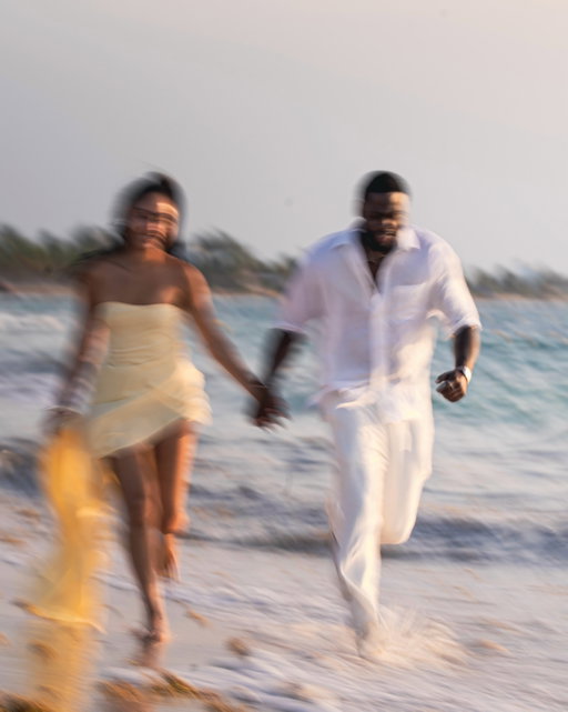 Et dire que tout a commencé par une aventure…

…qui allait changer nos vies. 💍

5 ans plus tard, je te choisirais encore.

Encore. Et encore.

Maintenant, on avance vers la suite.

Toi et moi, comme depuis le début.

Pour la vie. 🤍