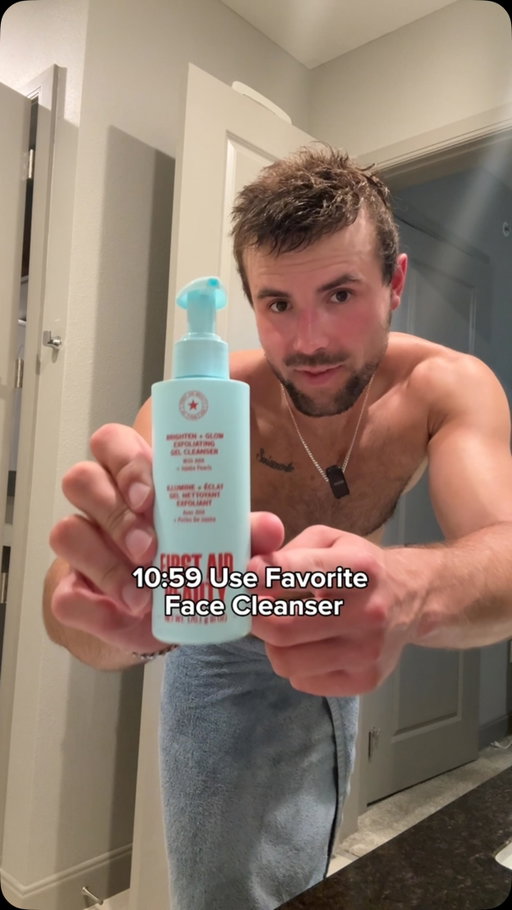 After sweating through a late-night hockey game and walking straight back into the humid heat, I’m in need of a real deep clean. Brighten + Glow Exfoliating Gel Cleanser from @firstaidbeauty has become an easy part of my post-hockey routine to clean off after the big game and feel fresh before bed, without stripping my skin. 
#FirstAidBeautyPartner