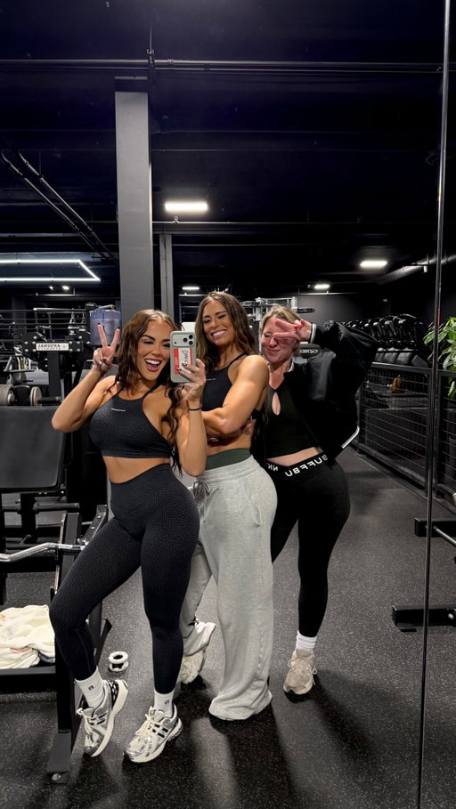 Gym bestie rivalry 🤺

Wearing the new @buffbunny_collection 
Launching this Saturday 8/22 🖤

#gymbesties #gymhumour #gymgirlies #gymreel #gymbuddies