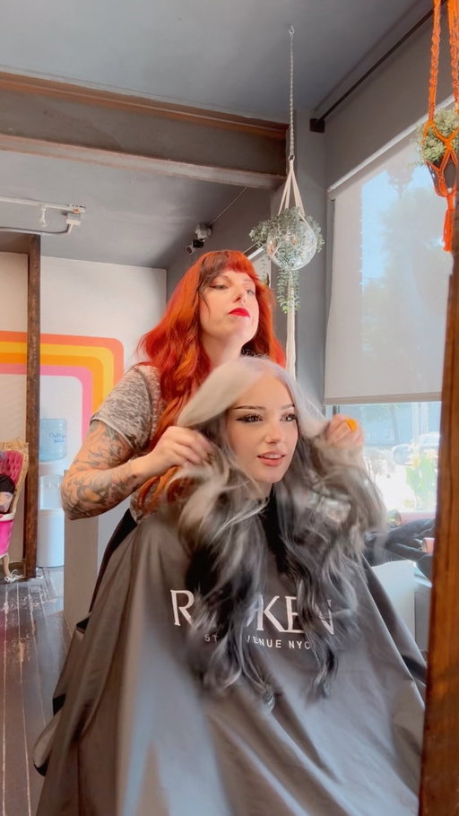 Whoaaaaaa lord 🥹 when she came in and asked for this level three hair to be turned into platinum and black panels, I literally hung my head. But she was such a rad girl, and we were along for the ride, this is an incredible second session, somehow we hit her goal and she looks FIREEEEE.