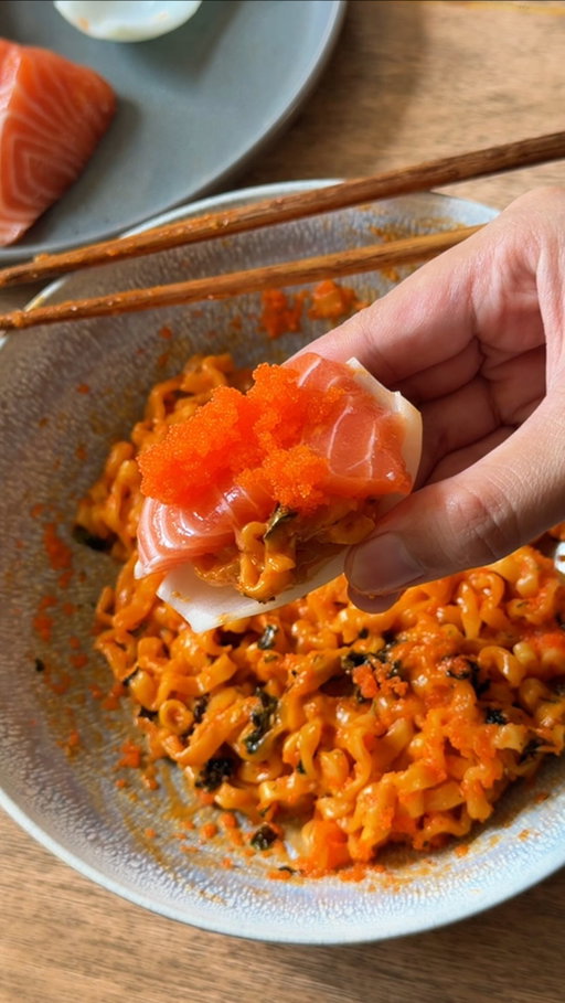 Today’s craving: Buldak noodles sashimi onion cups @farahjeats 

Always craving something I saw on social media 😆 it was so good though!

#asianfood #foodie